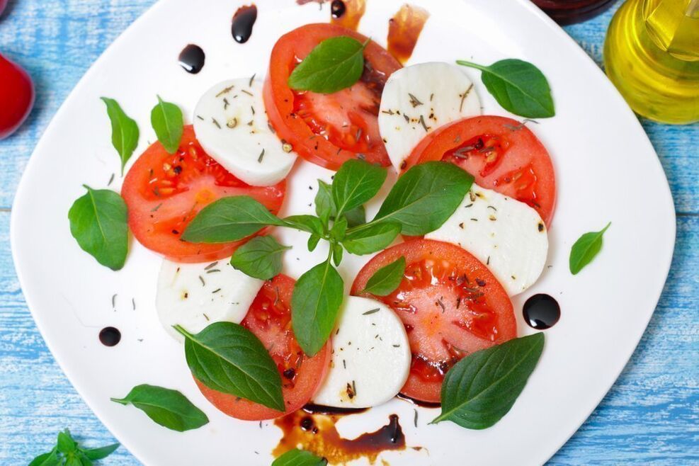 pomodori con formaggio ed erbe aromatiche per la dieta mediterranea