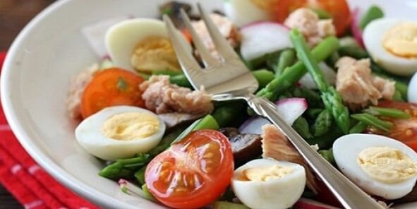 insalata di verdure con uova per dimagrire