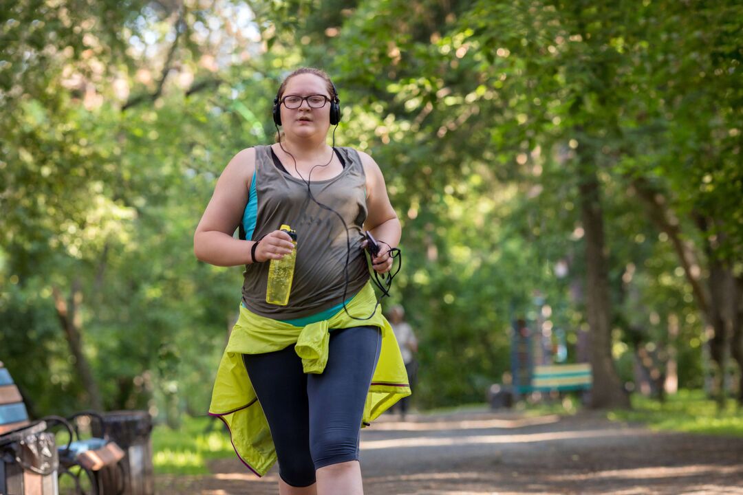 La ragazza in sovrappeso ha iniziato a fare jogging per perdere peso