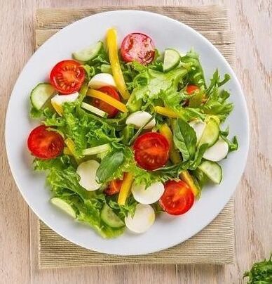 Una delle opzioni per una dieta a base di grano saraceno per un mese prevede l'uso di insalata di verdure