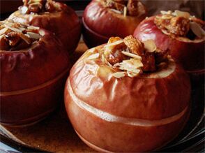 Le mele cotte con frutta secca sono un dessert nel menu dietetico dopo la rimozione della cistifellea