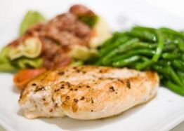 Il petto di pollo al forno è nel menu di chi vuole abbassare il colesterolo e perdere peso
