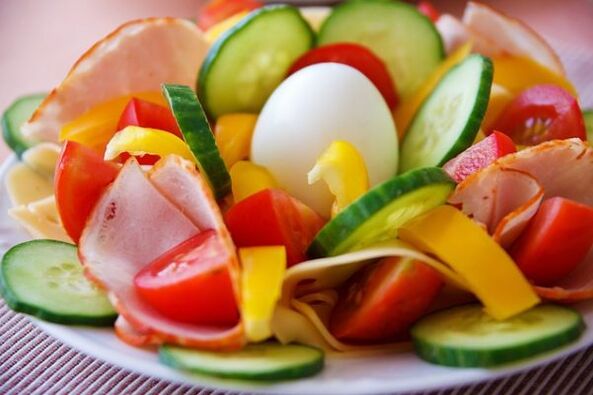 Insalata di verdure nel menu dietetico a base di uova e arancia per dimagrire
