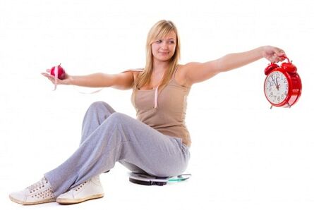 Una ragazza che vuole dimagrire mangia in modo sano e secondo un regime