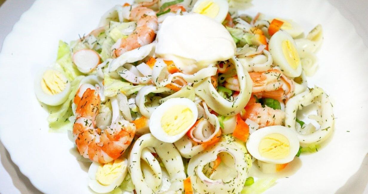 Piatto di calamari con una dieta proteica