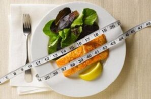 Pesce con insalata per dimagrire con una dieta proteica