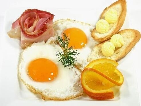 Uova fritte con pancetta come alimento proibito contro la gastrite